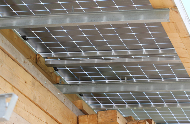 Rayonnages à crémaillère avec toit solaire Tobler SA